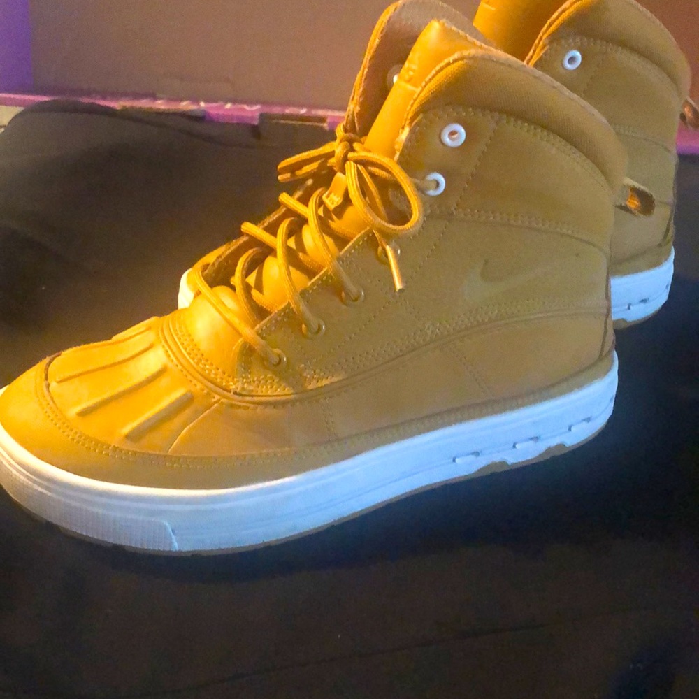 Nike! Weather boots/sneakers tan color size 6y like new worn once !